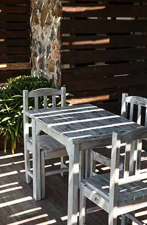 mesa con sillas de exterior rusticas